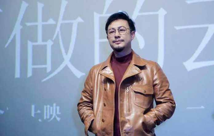 d6f53aacd87c695ecc3c37daaa3f3a75a341178a 皮夾克並不是劇組提供的服裝,