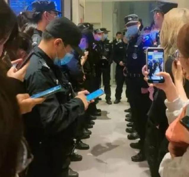 最後動用大批民警出動治理，才逐漸疏散了人群