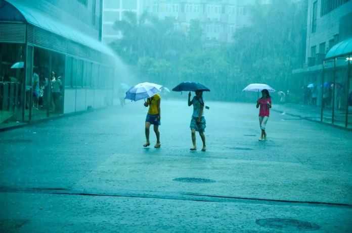 e3a9ee800e6561bb56b064974e701a1022626b22 2008年6月13日,打工者冒雨上班