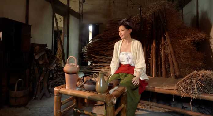 e745e1ea123ee7fe821497f61e3dd2073d9cb794 有六朝華服的美,也有平民樸素著裝的美