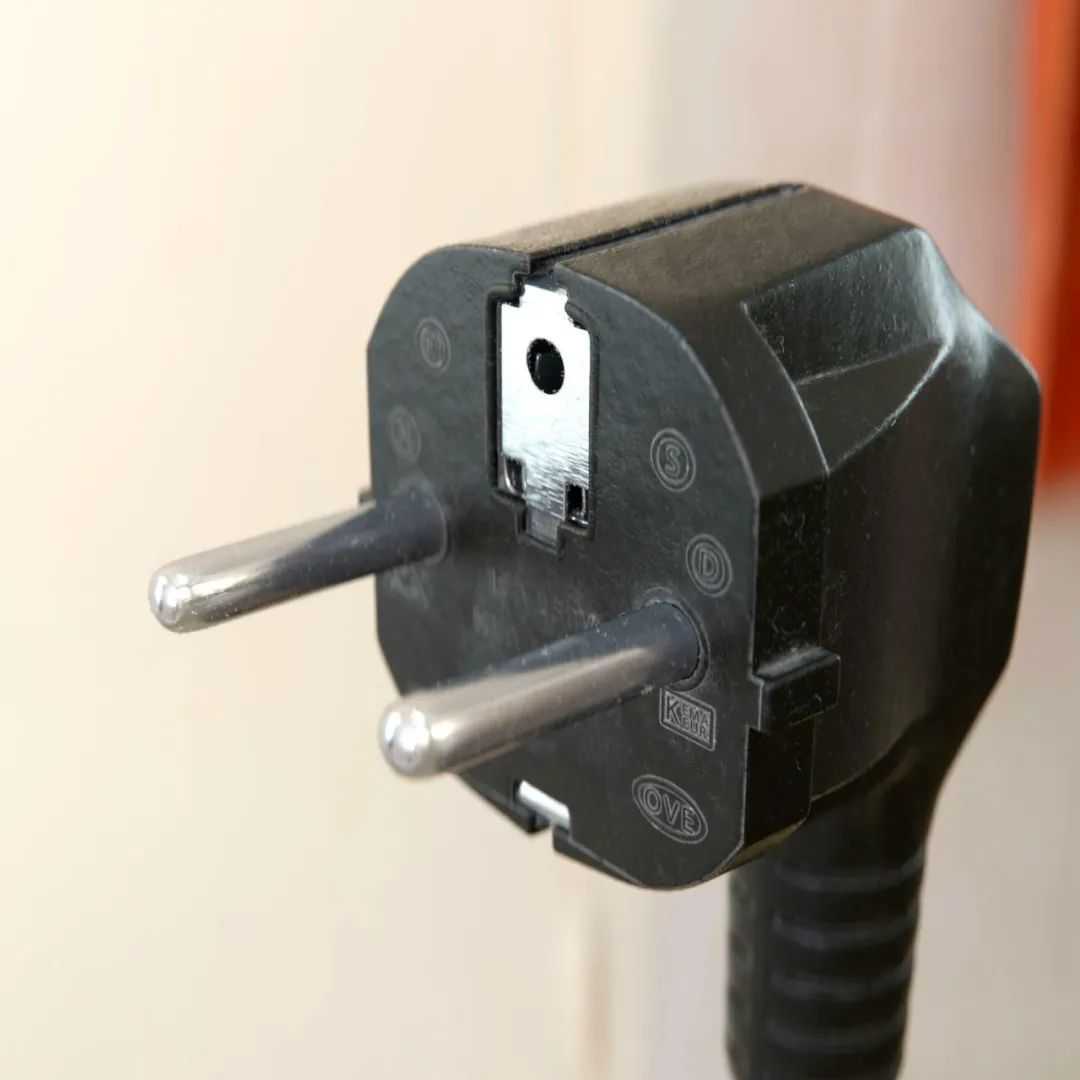 e7c6ed89ec8a30ea8b32178f0a13f2268913711a 他的作品都是塵封已久的老物件