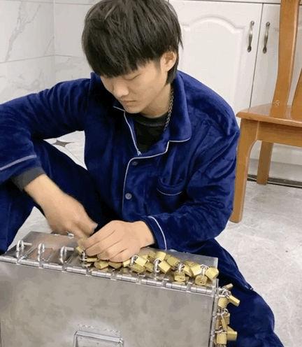 打開小箱子，裡面卻是遙控器