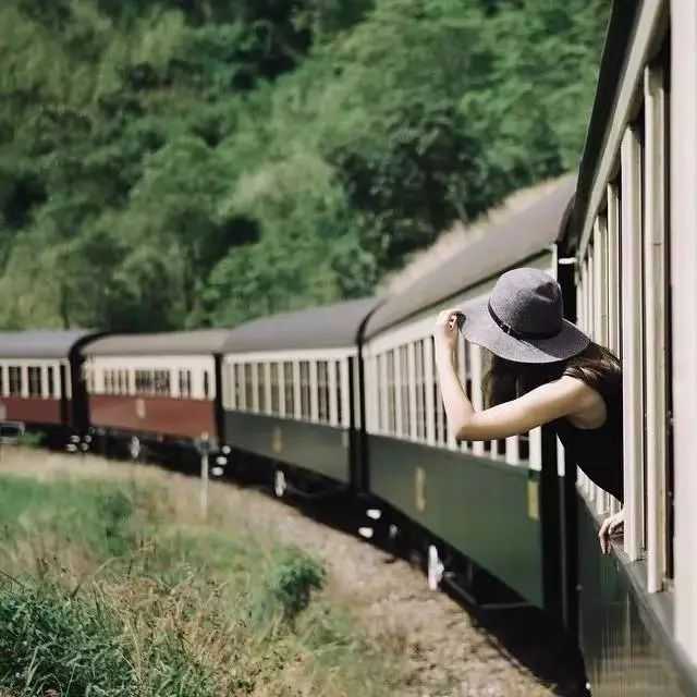 在火車上瞻望前方，無限遐想的旅行感