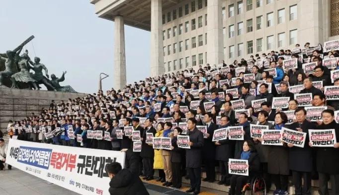 11a87cd4-81bd-45fe-b5e5-c94675fbd043 ·1月5日,韩国在野党议员举行集会,谴责尹锡悦动用一票否决权。