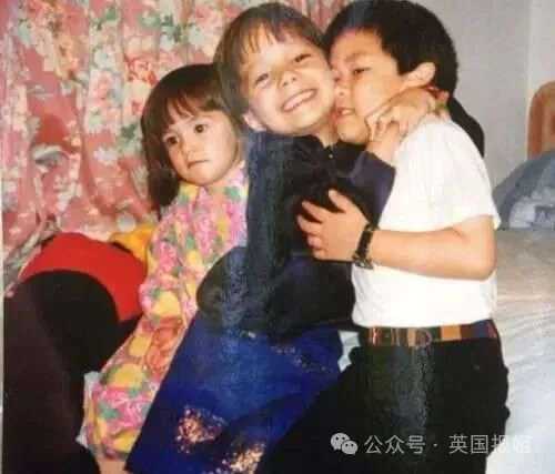 1d88a9e97d9c6c3ea2d4768de1d1f4434a3d7fec (三人童年舊照)