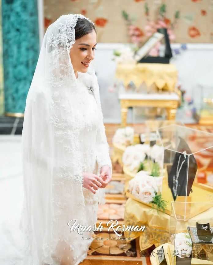 1e39e8f8d055e390d72e1c3a74899139c0e39bc4 撲粉儀式後,新娘的正式婚紗照也曝光