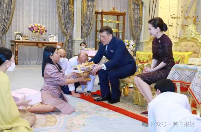 蘇提達氣色是越來越好了，泰王也還活著