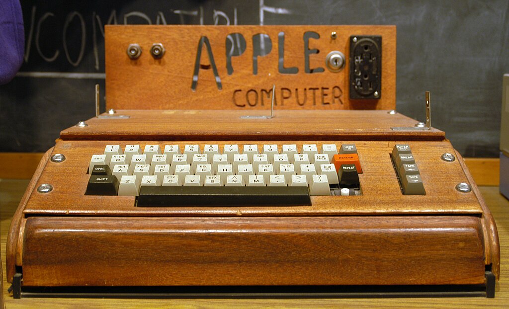 86b94de8f16348e883de119eb3af533e Apple_I_Computer.jpg