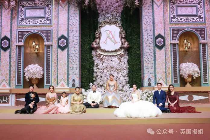 兩位新人跪著給公主獻禮物