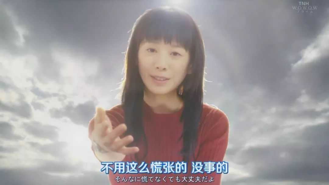 1dfdda5ba17c3473a170cd9e69de00b762081a42 然而不知道如何聊天的他卻盯著女神的胸看