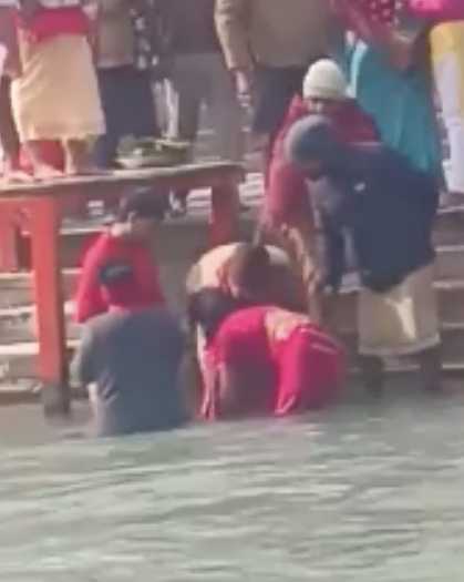 217447d3e5098c9b622abbad2a4d2328e498b55d 第三名圍觀男子也開始加入熱心陣營