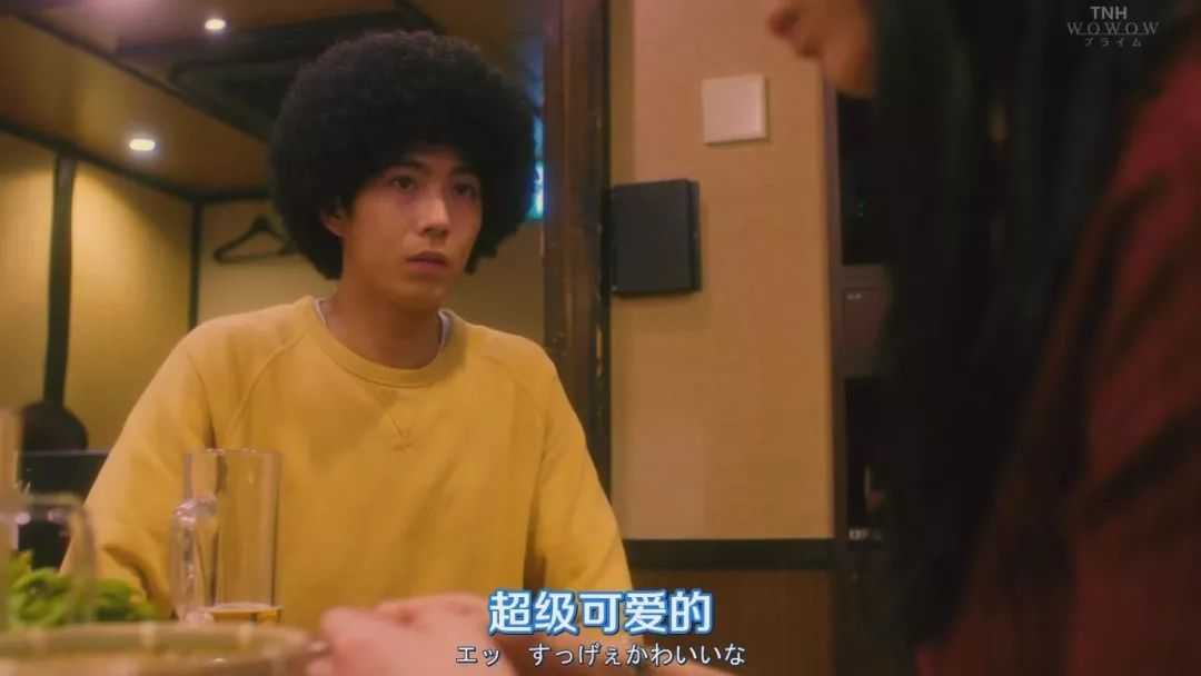 3662aeb870e2250029e3e5c65af0581ee5dc05a9 然而不知道如何聊天的他卻盯著女神的胸看