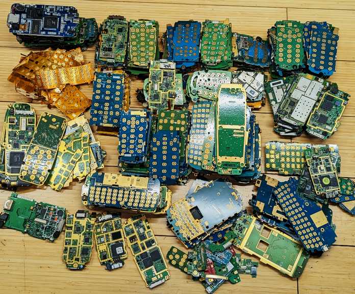 64c79b4ba2da2abfda0e62bbde9d2d96a91f330e 手機電路板中就含有黃金
