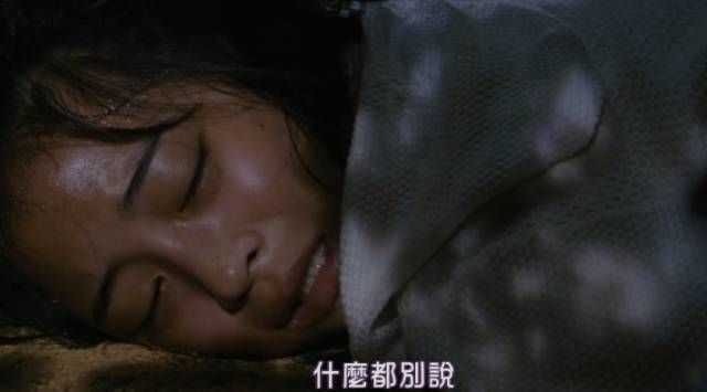 膽小懦弱的男友竟躲在一邊不敢出聲