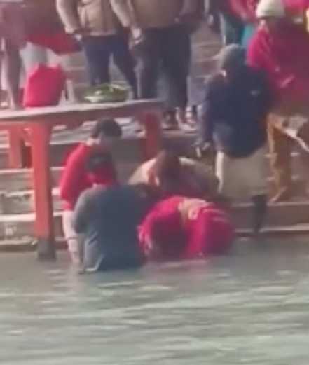 c34990c2989066b159307b1ef730c400c2d2ee47 第三名圍觀男子也開始加入熱心陣營