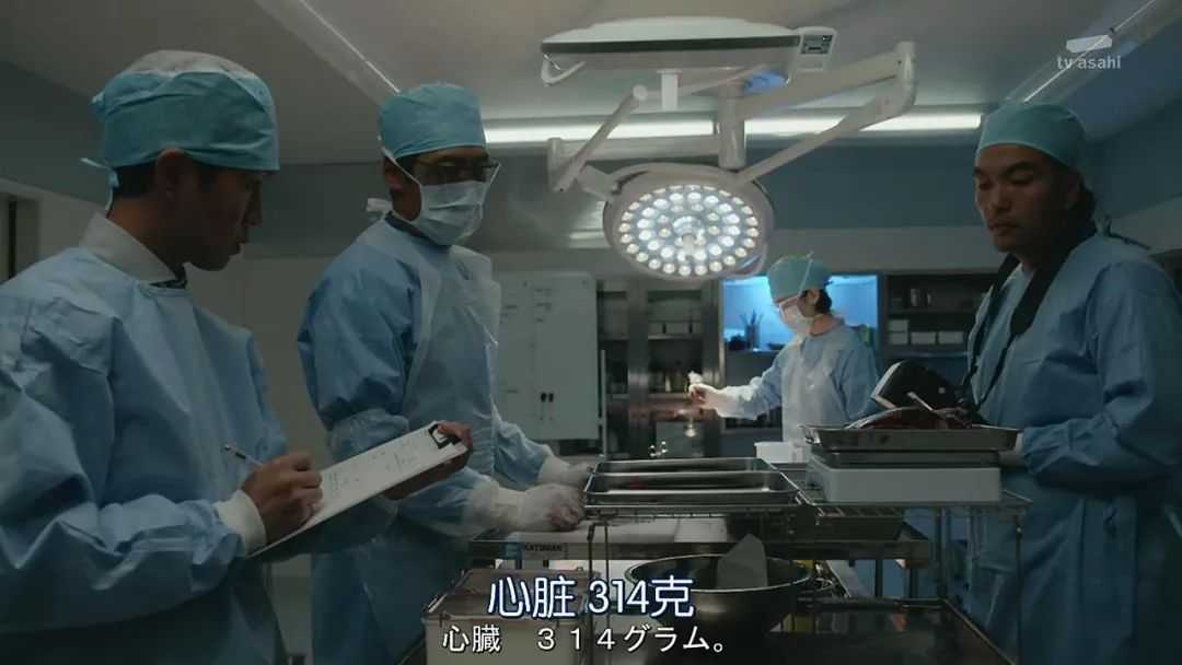 c740ce93e0491952d6fa3dad108b1ba8702ac8a1 死者脖子上的黑色印記引發了藤卷的注意