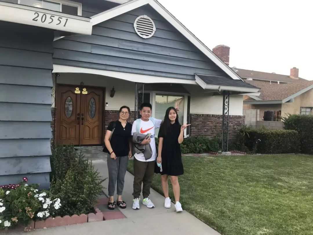 弟弟在洛杉磯上學時的照片