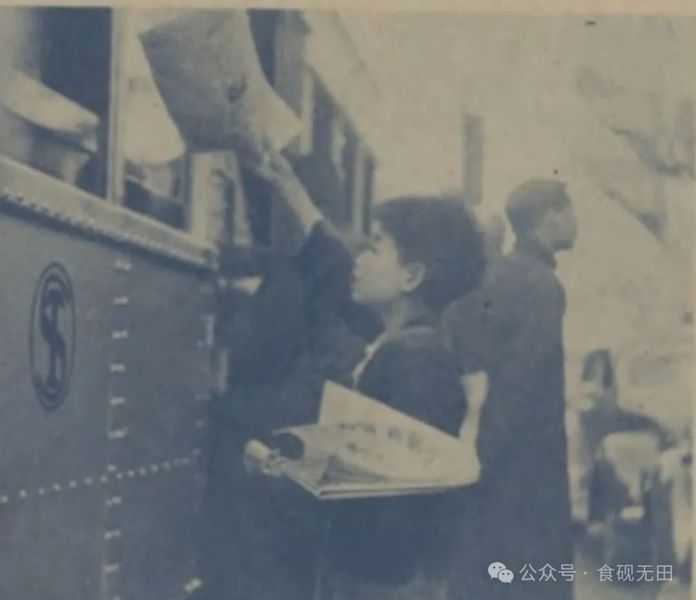 95d6c33f42496d96031f9a8e939e37bb42b8e82a 圖4:1938年,報童跟著電車叫賣報紙