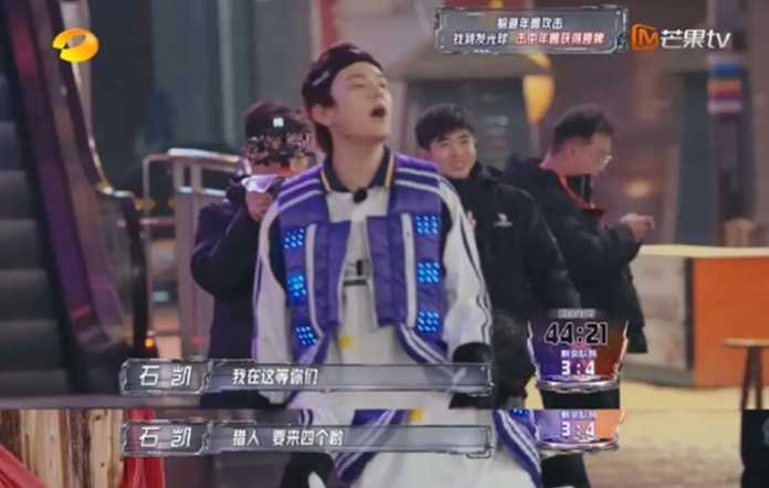 b103f4384a0b35e0625783fa43140d0121738fea 而此時,躲在角落裡的隊友