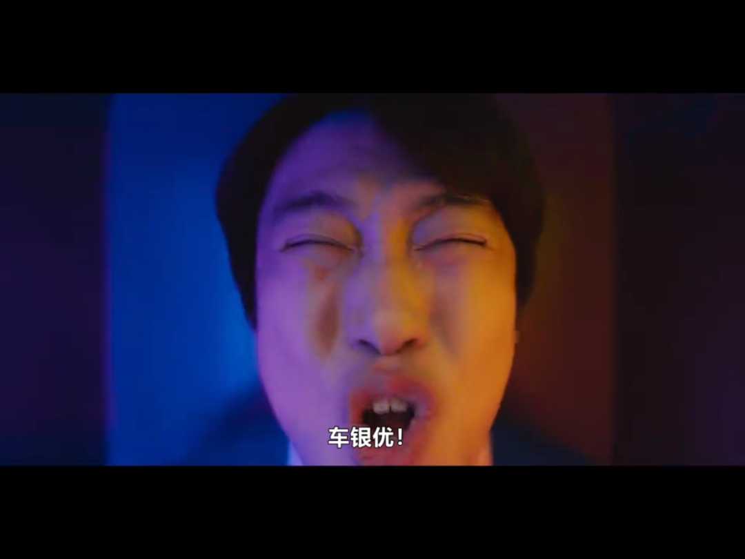 然而出來一照鏡子，還是那張憨憨的臉