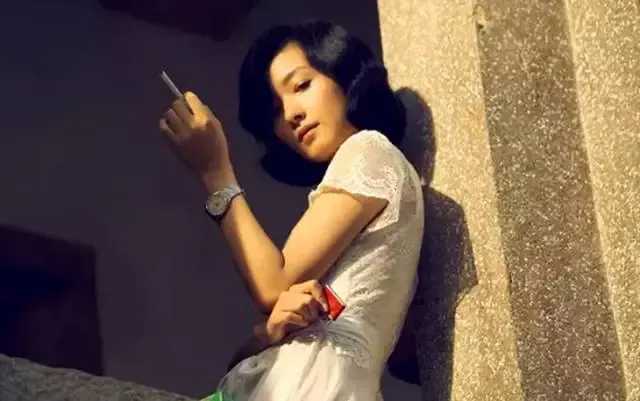 她孤冷高傲，典型的冰山美人一枚