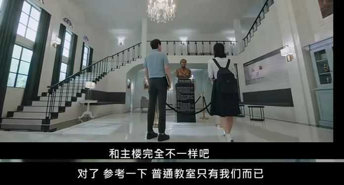 最先引起她注意的，是同桌