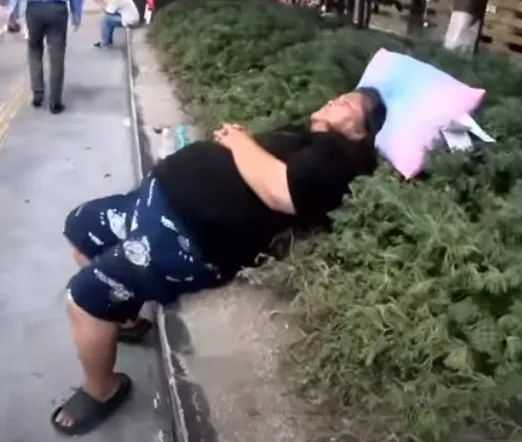 甚至是更加的不修邊幅