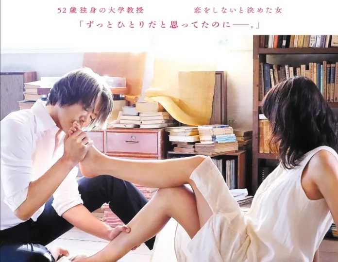 489a0eb3671842f0c5455366948bb6b1e01ef32b 片中的「腳吻」片段相當吸引眼球