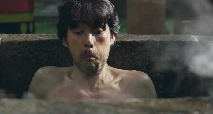 沒想到，泡澡池裡還有一個黃頭髮的女人