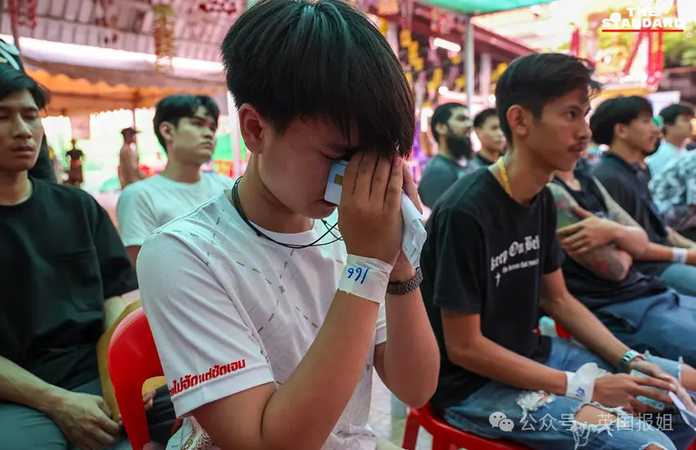 在徵兵現場，一群人在下面排隊等待抽籤
