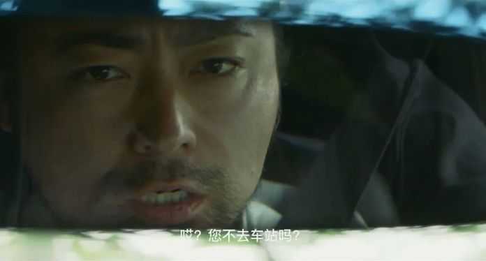 出了隧道後，眼前突然出現了一個女人