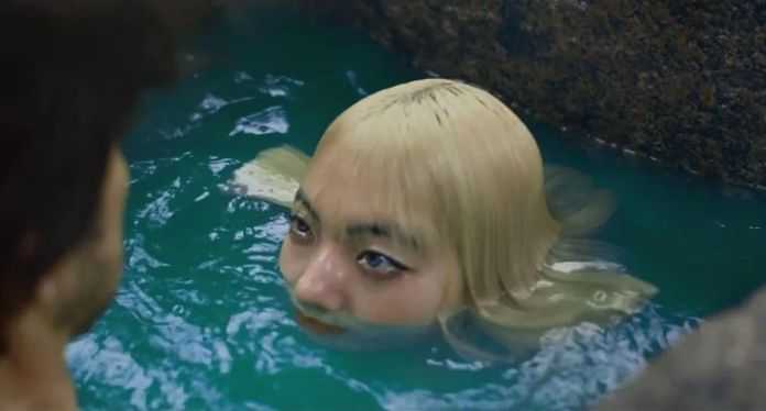 沒想到，泡澡池裡還有一個黃頭髮的女人