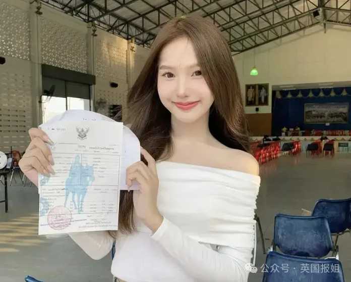 而另外一個則是選美皇后帕薩拉蓬