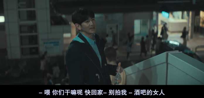 走在教學樓，女同事對他陰陽怪氣