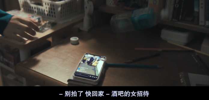 走在教學樓，女同事對他陰陽怪氣