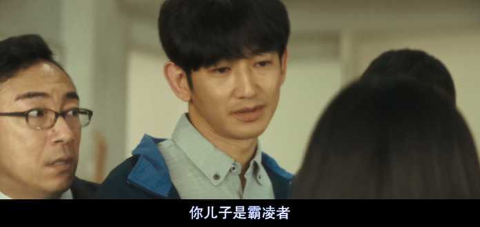 在小湊的房間內，早織果真發現了打火機