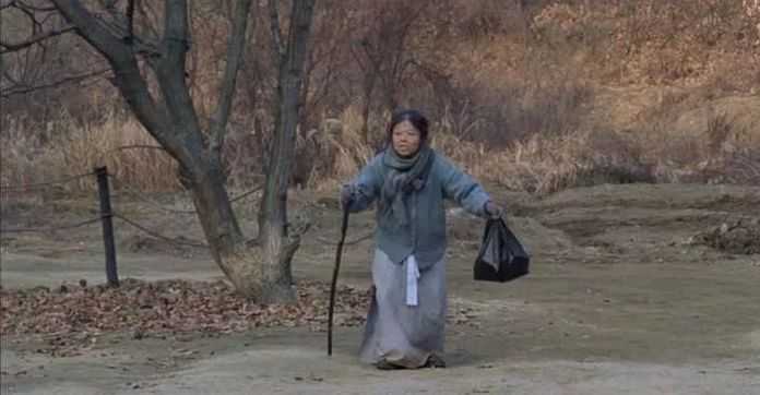 ，步履蹣跚，顫顫巍巍，但氣場十足