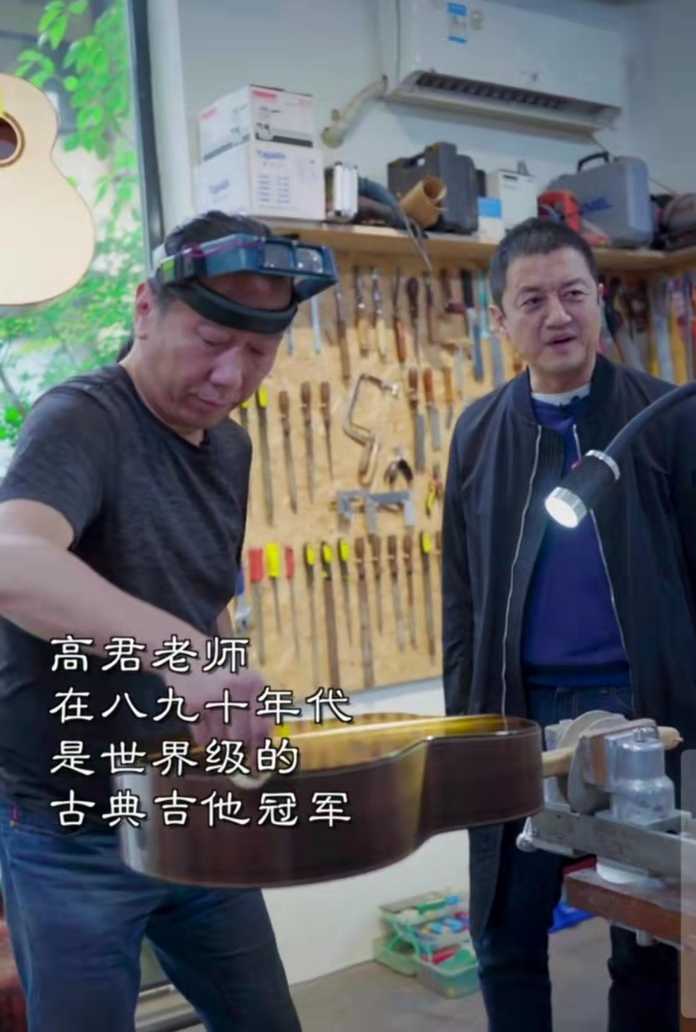 李亞鵬（右）在雪山藝術小鎮
