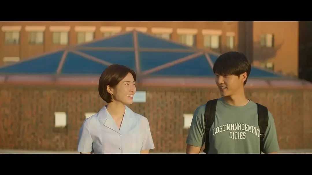 而除了這個白月光，李元峻還有個青梅竹馬
