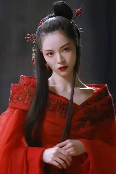 2e7e1c02bb3017f88d3d2d2de5498eb6bba5c2eb 緊接著,鍾楚曦頻繁在綜藝、紅毯上刷臉