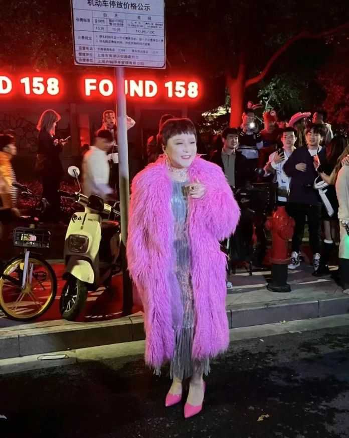 更搞笑的是，她說的臺詞是：上鍊接！