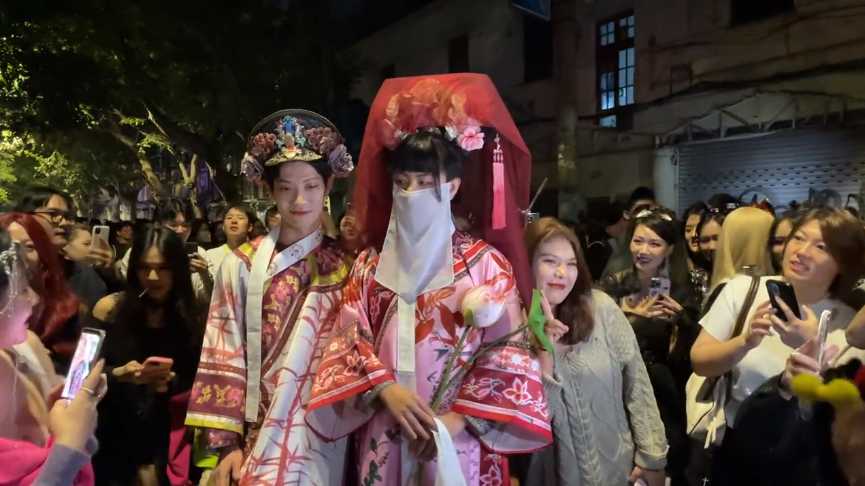 還有人拍到，「安陵容」抽菸