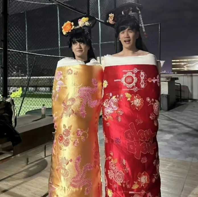 更離譜的是，還有倆人cos侍寢的妃子…