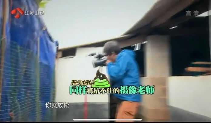 但李金銘還是強忍著噁心把豬圈打掃完了