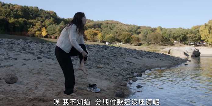 dc05dbf1903d6e33f2c14e3f7c13369778df3e9d ,女主扔石子時直接將手機扔河裡了