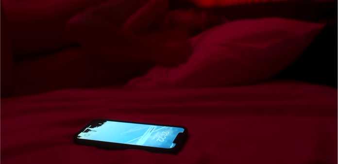 一對年輕的男女正在酒店裡翻雲覆雨