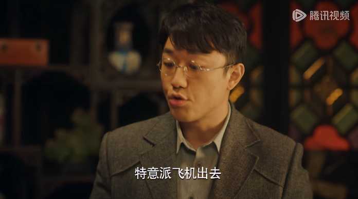 飛行員看到小妹愛吃，還熱情表示