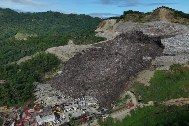 旅游胜地突发垃圾山崩塌 数十人瞬间被埋