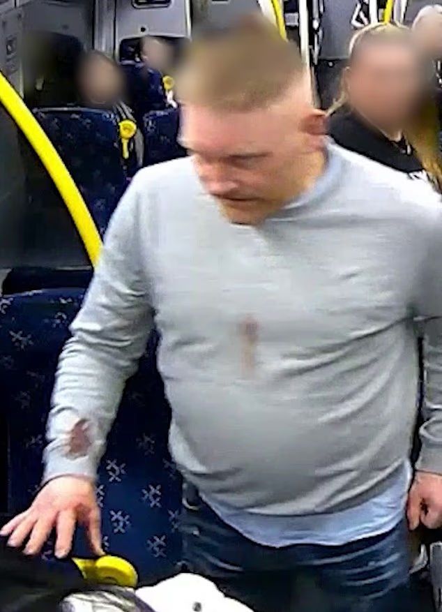 英国火车上48岁男子持玻璃瓶无差别袭击,两名受害者重伤 英国火车上48岁男子持玻璃瓶无差别袭击,两名受害者重伤