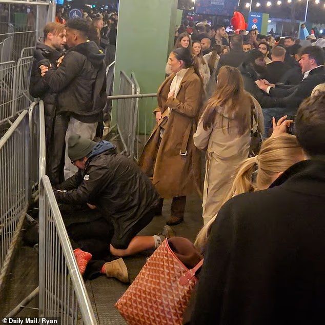 伦敦冬季仙境爆发大规模斗殴!数千人拥挤通道酿冲突 伦敦冬季仙境爆发大规模斗殴!数千人拥挤通道酿冲突